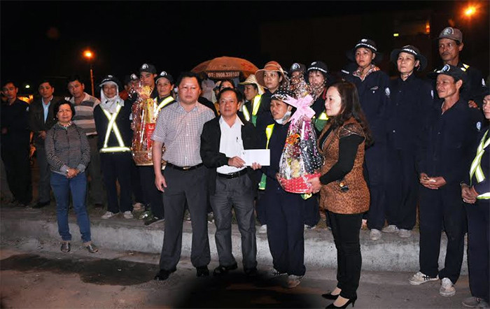 Lãnh đạo Công ty TNHH MTV Môi trường đô thị Quảng Nam, Chi cục Bảo vệ môi trường tỉnh trao quà cho công nhân.