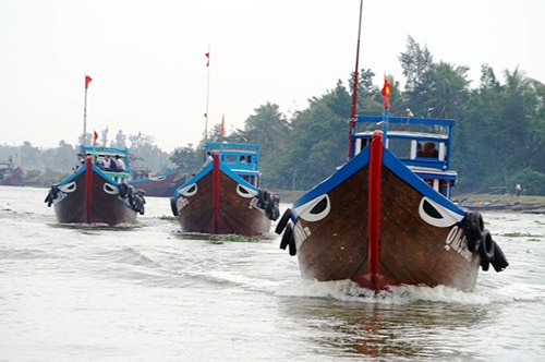 Tàu thuyền đua nhau trong buổi xuất hành đầu năm.