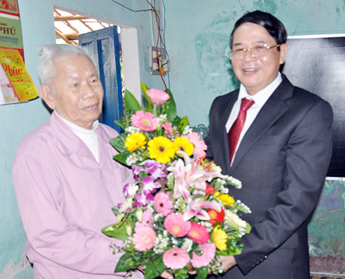 Bí thư Tỉnh ủy Nguyễn Đức Hải tặng hoa chúc mừng ông Nguyễn Như Lâm (phường An Mỹ, TP.Tam Kỳ) hơn 65 năm tuổi Đảng.