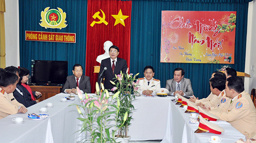 Bí thư Tỉnh ủy Nguyễn Đức Hải  thăm hỏi cán bộ, chiến sĩ phòng CSGT trước khi xuất quân đảm bảo ATGT đêm giao thừa.