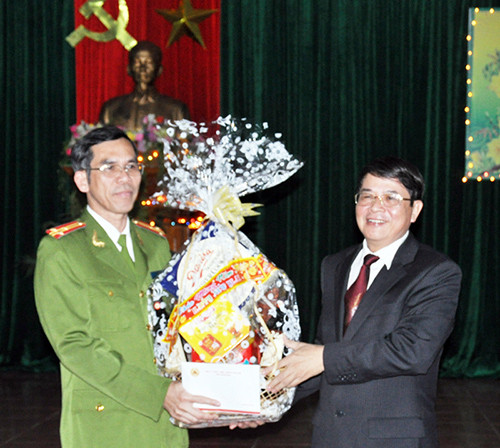 Bí thư Tỉnh ủy Nguyễn Đức Hải tặng quà chúc mừng Phòng Bảo vệ và Cơ động.