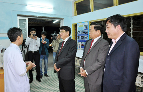 Đồng chí Bí thư Tỉnh ủy Nguyễn Đức Hải thăm Khoa Cấp cứu bệnh viện Đa khoa Quảng Nam.