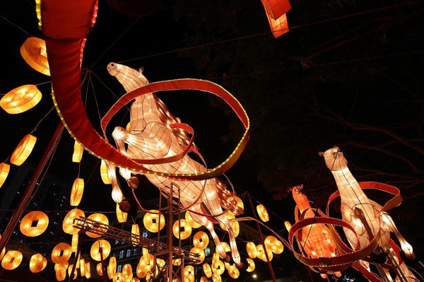 Lồng đèn ngựa cùng những đồng tiền vàng lơ lửng trên bầu trời đêm ở khu Chinatown, Singapore - Ảnh: Getty Images