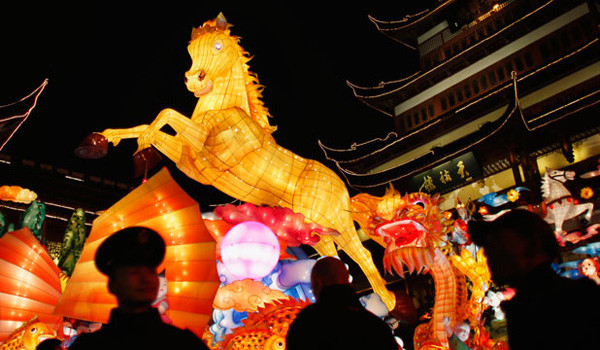 Một lồng đèn mang hình ngựa khổng lồ tại công viên  Yuyuan, Thượng Hải - Ảnh: Reuters