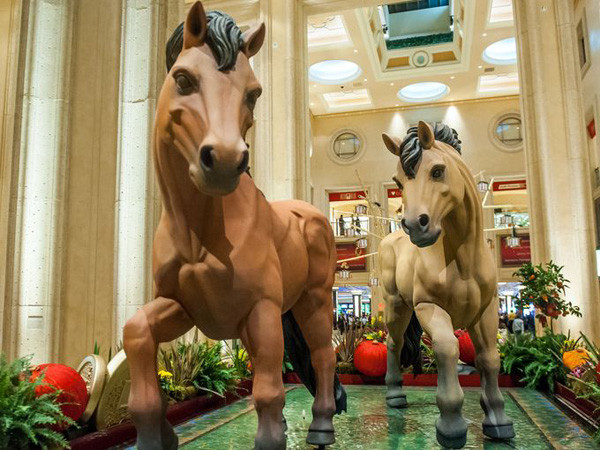 Khách sạn Palazzo (Las Vegas, bang Nevada, Mỹ) cũng đón mừng năm mới Giáp Ngọ bằng tượng cặp ngựa ngay sảnh vào - Ảnh: Palazzo
