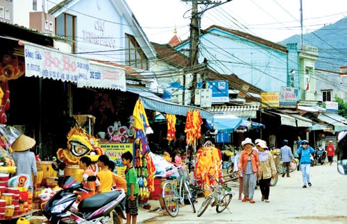 Mua bán nhộn nhịp ở chợ Trung Phước. Ảnh: PHƯƠNG THẢO