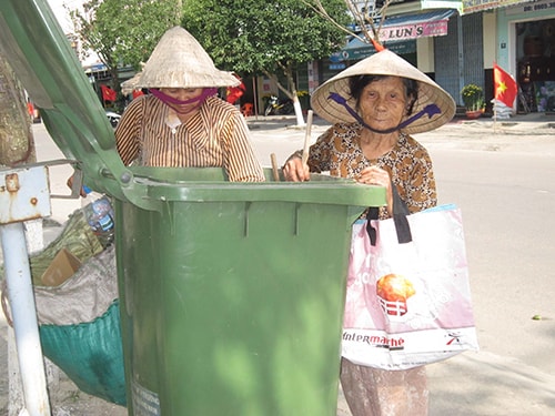 Ngay từ sáng mùng 1 tết, bà Hồng đã đi bớt rác.