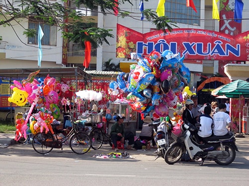 Từ quê đến phố, rất nhiều người bán hàng, chủ yếu là bán bóng bay.