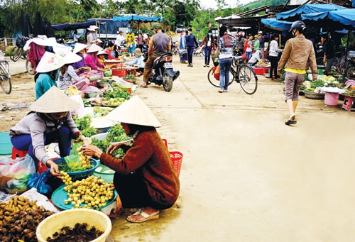 Phiên chợ quê vùng trung du Quảng Nam. Ảnh: PHƯƠNG THẢO