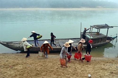 Những người phụ nữ từ các vùng quê hối hả xuống thuyền cho kịp phiên chợ sớm.