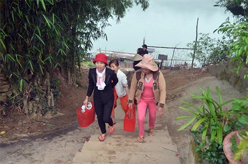  Vào chợ.