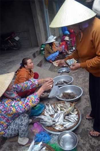 Lẫn trong những câu trao đổi mua bán là những lời chúc sức khỏe, may mắn, buôn may bán đắt cho năm mới.