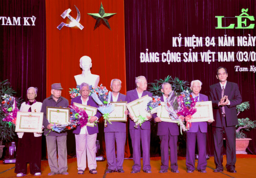 Bí thư Thành ủy Tam Kỳ Bùi Quốc Đinh trao Huy hiệu 65 năm tuổi Đảng cho các đồng chí đảng viên sáng 3.2.