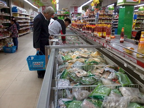 Hải sản đông lạnh ở Coop.Mart Tam Kỳ được nhiều người tiêu dùng chọn mua trong ngày mùng 4 tết.