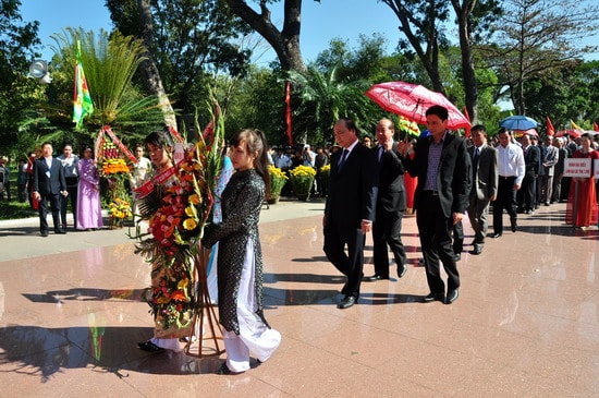 1. Phó Thủ tướng Nguyễn Xuân Phúc và các thành viên trong đoàn dâng hoa tượng đài Hoàng đế Quang Trung . Ảnh: Văn Lưu