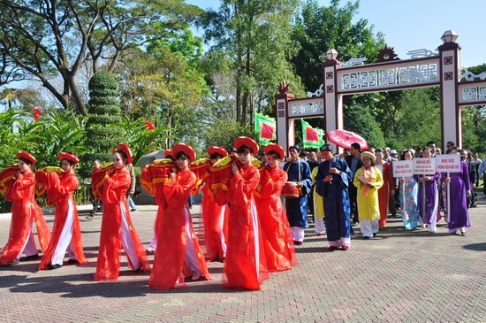 Dâng lễ vật lên Hoàng đế Quang Trung và các văn thần võ tướng trong điện thờ Tây Sơn Tam Kiệt. Ảnh: Văn Lưu