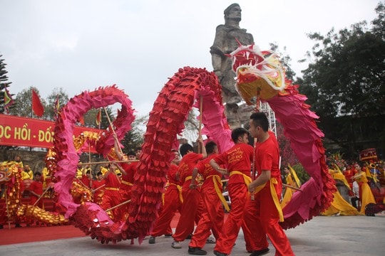 Màn múa rồng thể hiện truyền thuyết người dân quanh vùng giặc chiếm làm rồng lửa thiêu quân giặc. Ảnh: Hoài Thu