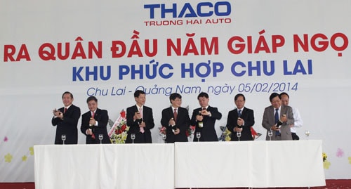 Lãnh đạo tỉnh và lãnh đạo Công ty CP Trường Hải tại lễ ra quân đầu năm. Ảnh: DIỄM LỆ