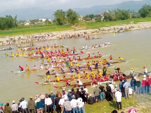 Sông Vu Gia nhộn nhịp trong lễ hội đua thuyền.