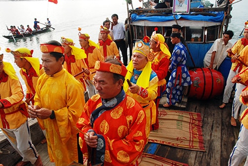 Nghi lễ rước đức ông Nam Hải tại cửa biển An Hòa.