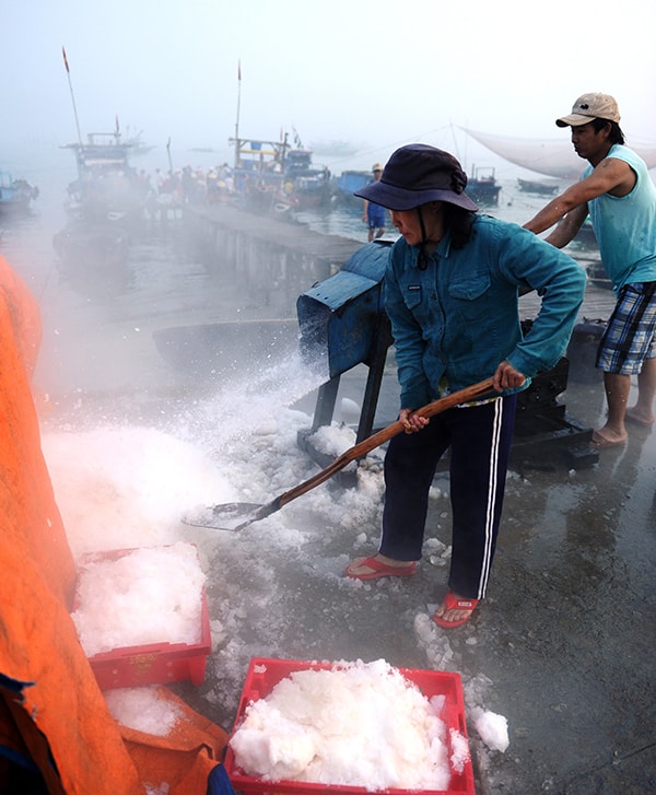 Kho đá di động cung cấp đá ướp cho các tàu cá.