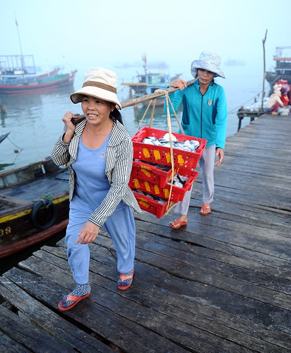 Niềm vui của những người vợ khi thuyền của chồng mình trúng cá.