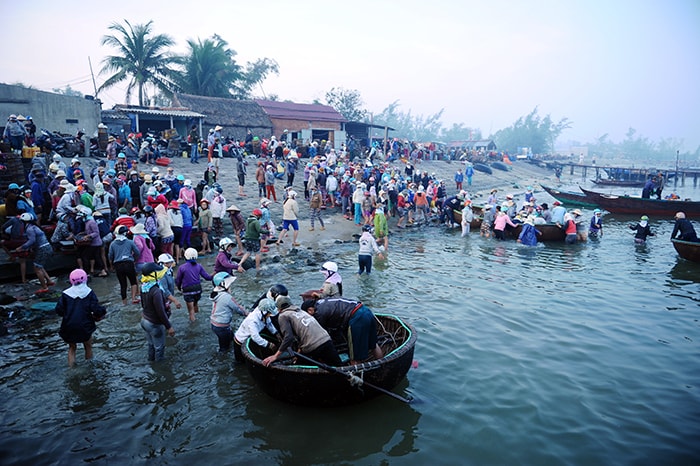 Biển người nhộn nhịp từ sáng tinh mơ.