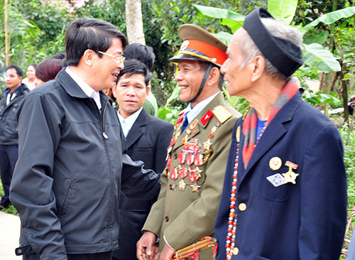 Bí thư Tỉnh ủy Nguyễn Đức Hải thăm hỏi già làng Bhơ Hôhông (xã Sông Côn). Ảnh: XUÂN NGHĨA