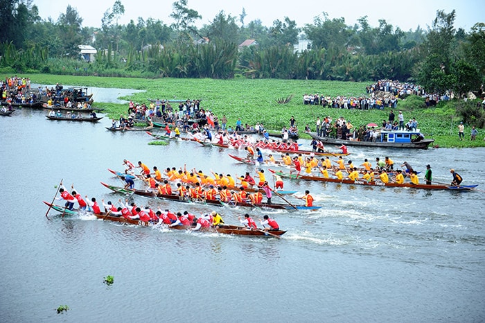 Thuyền đua tranh tài.