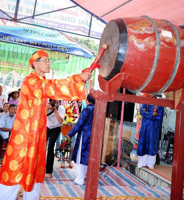 Gióng trống khai hội.