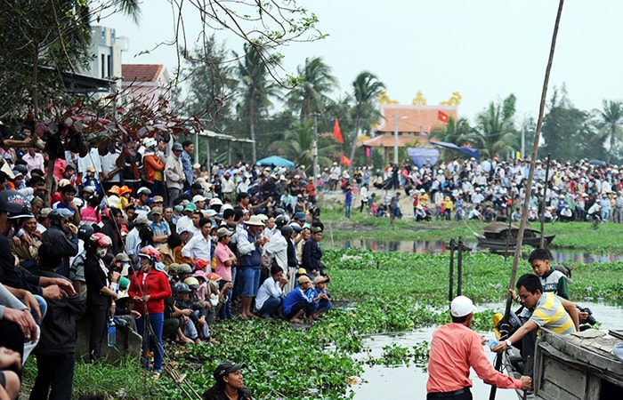 Hàng ngàn người dân cổ vũ đua thuyền.