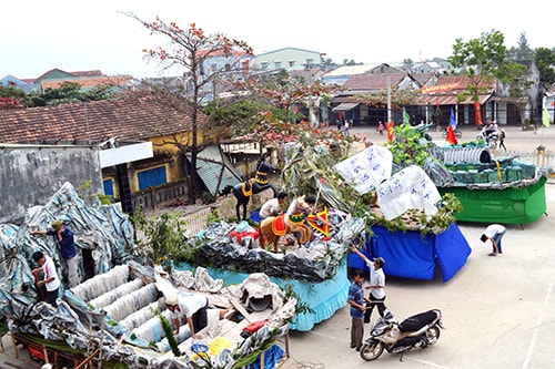 Các bàn cộ được rước trong lễ hội.