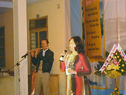 Nhà thơ Mai Thanh Vinh diễn ngâm trong Ngày thơ Việt Nam tổ chức tại Núi Thành, đây là một giọng ngâm quen thuộc trong các đêm thơ Tết Nguyên tiêu. Ảnh: L.QUÂN