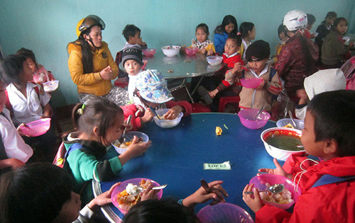 Học sinh khó khăn cấp tiểu học ở Phước Sơn được hỗ trợ bữa ăn trưa từ chương trình SEQAP.Ảnh: Duy Thái