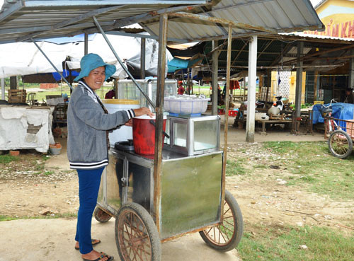 Nhờ nguồn vốn do chị em trong tổ quay vòng giúp đỡ, chị Phạm Thị Cẩm đã mua được xe đẩy để buôn bán kiếm thu nhập hàng ngày. Ảnh: V.A