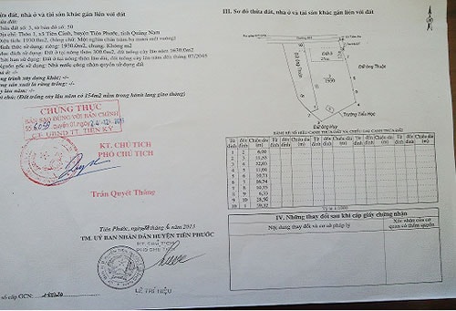 Giấy tờ sổ đỏ UBND huyện Tiên Phước cấp cho hộ ông Hiến.Ảnh: T.P.T