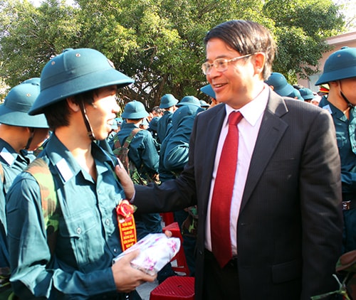 Ủy viên Trung ương Đảng, Bí thư Tỉnh ủy Nguyễn Đức Hải tặng quà động viên thanh niên Tam Kỳ nhập ngũ đợt 2 năm 2013.