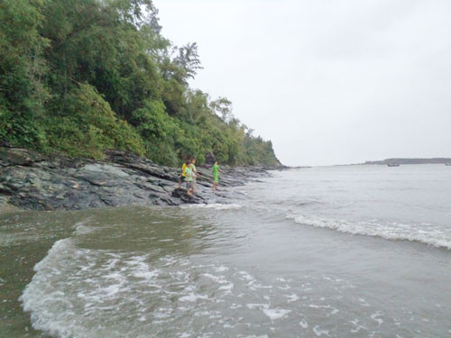 Nước biển ở thôn Thuận An đã ăn sâu vào bờ gần 200m khi rừng dương và dừa bị phá để nuôi tôm. Ảnh: N.T.G