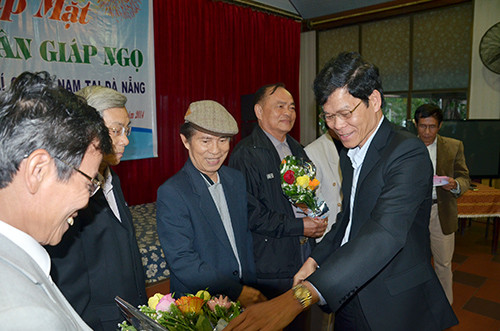 Phó Bí thư Thường trực Nguyễn Văn Sỹ mừng thọ cán bộ hưu trí tại Đà Nẵng.