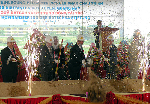 Phó Chủ tịch UBND tỉnh Huỳnh Khánh Toàn (đứng giữa) cùng các đại biểu tại lễ động thổ. 