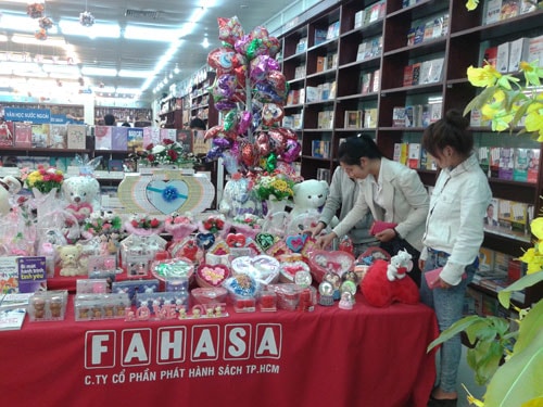 Khách hàng tìm mua quà tặng Valentine tại Fahasa.Ảnh: T.ANH