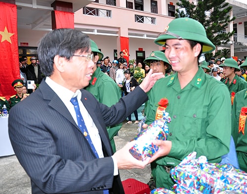 Chủ tịch UBND tỉnh Lê Phước Thanh tặng quà, động viên thanh niên Tam Kỳ trước lúc lên đường.