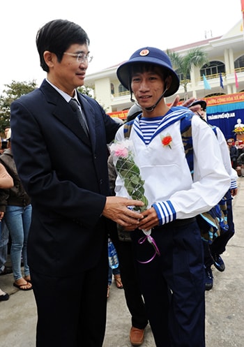 Đồng chí Nguyễn Ngọc Quang - Phó Chủ tịch UBND tỉnh thay mặt lãnh đạo tỉnh tặng hoa chúc mừng các tân binh lên đường làm nghĩa vụ.