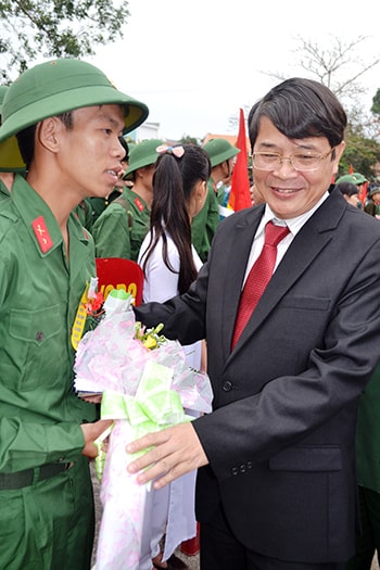 Đồng chí Nguyễn Đức Hải, Ủy viên Trung ương Đảng, Bí thư Tỉnh ủy động viên thanh niên hoàn thành xuất sắc nhiệm vụ sau khi nhập ngũ.