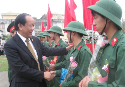 hó Chủ tịch UBND tỉnh Đinh Văn Thu động viên thanh niên trước giờ lên đường nhập ngũ.