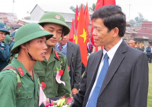 Đồng chí Nguyễn Văn Sỹ - Phó Bí thư Thường trực Tỉnh ủy tặng hoa, động viên các tân binh lên đường làm tròn nghĩa vụ đối với Tổ quốc