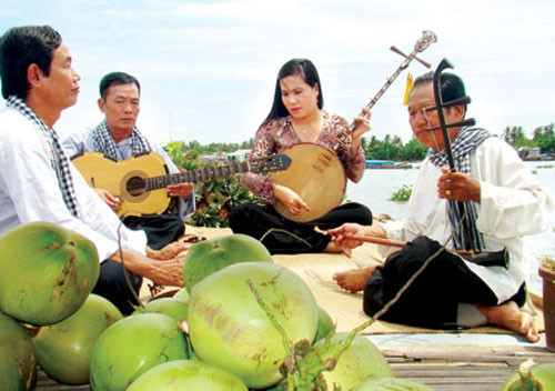 Đờn ca tài tử trên sông nước miền Nam.