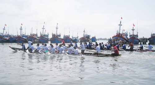 Giải đua thuyền sau lễ hội cầu ngư ở làng Sâm Riêng (Tam Quang, Núi Thành).Ảnh: VĂN PHIN