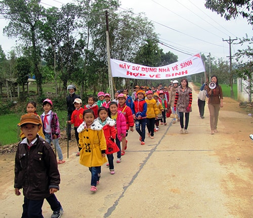 Học sinh và giáo viên cùng tham gia diễu hành tuyên truyền bảo vệ môi trường.