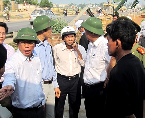 Chủ tịch UBND tỉnh Lê Phước Thanh nói chuyện với các hộ dân có vướng mắc giải phóng mặt bằng mở rộng quốc lộ 1. Ảnh: CÔNG TÚ